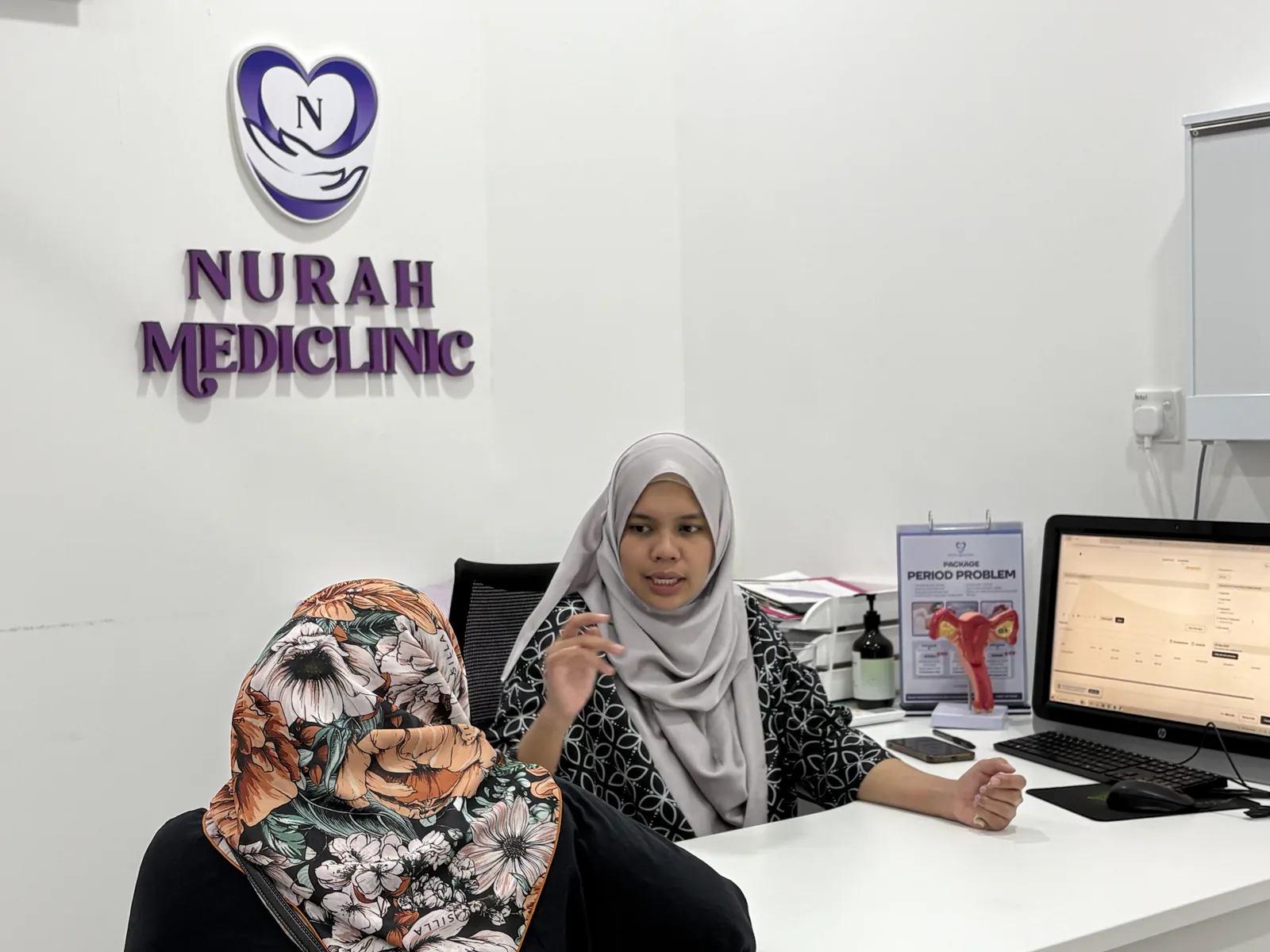Doktor Nurah mendengar dan menerangkan kepada pesakit